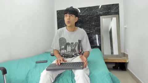 Snapshot of alejitoo_23 chatting on 06-05-26, 08:03 Alejo online show from 06-05-26, 08:03