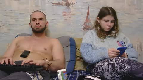 Alex and Sarah online show from 04-08-26, 01:05