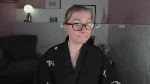 Snapshot of alexandra_kind chatting on 01-16-25, 03:23 Alexandra online show from 01-16-25, 03:23