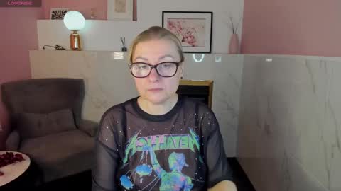 Snapshot of alexandra_kind chatting on 02-17-25, 05:36 Alexandra online show from 02-17-25, 05:36