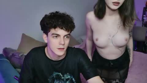 Snapshot of alice118james chatting on 10-10-25, 05:23 alice and james online show from 10-10-25, 05:23