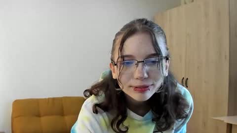 Snapshot of alicecutness chatting on 06-16-26, 05:32 Alice online show from 06-16-26, 05:32