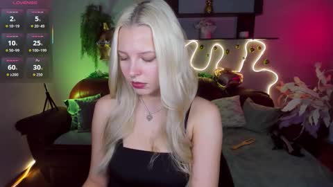 Snapshot of alicefreman chatting on 12-23-25, 10:24 Alice online show from 12-23-25, 10:24