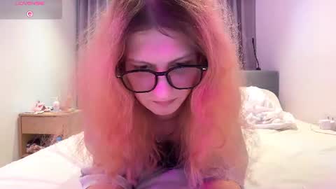 Snapshot of alicepinkhead chatting on 08-04-26, 09:01 AlicePinkhead online show from 08-04-26, 09:01