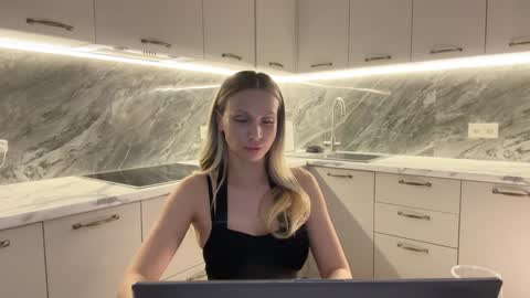 Snapshot of alicewonders_ chatting on 12-06-24, 10:19 Alice online show from 12-06-24, 10:19