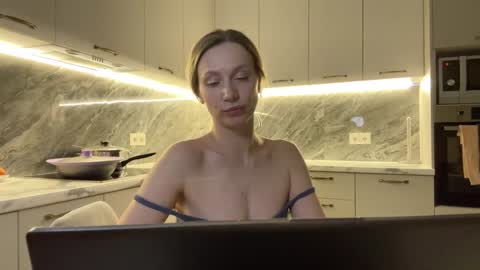 Snapshot of alicewonders_ chatting on 01-06-25, 09:54 Alice online show from 01-06-25, 09:54