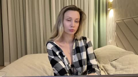 Snapshot of alicewonders_ chatting on 01-18-25, 10:39 Alice online show from 01-18-25, 10:39