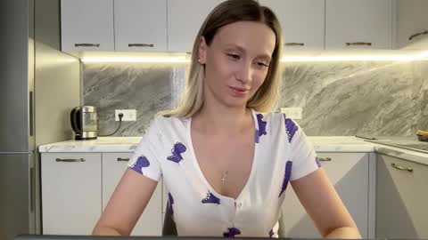 Snapshot of alicewonders_ chatting on 03-06-25, 10:09 Alice online show from 03-06-25, 10:09