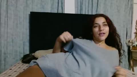 Snapshot of aliciaencalzonesazules chatting on 01-07-25, 05:43 Chris online show from 01-07-25, 05:43
