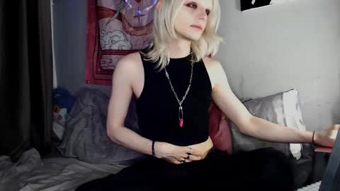 Snapshot of alien_bella chatting on 05-14-26, 11:55 Alien Bella online show from 05-14-26, 11:55
