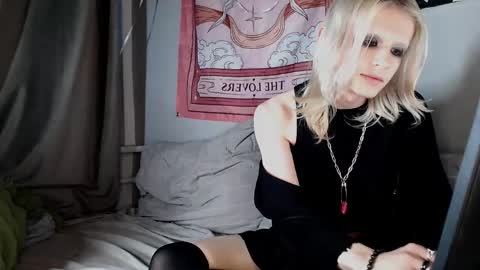 Snapshot of alien_bella chatting on 06-05-26, 12:17 Alien Bella online show from 06-05-26, 12:17