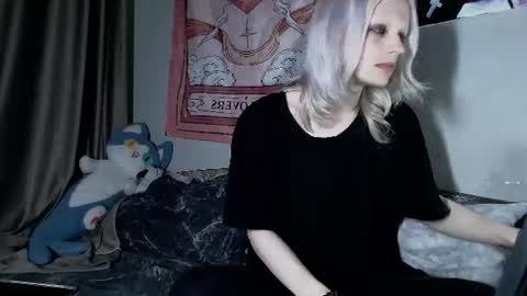 Snapshot of alien_bella chatting on 06-21-26, 11:51 Alien Bella online show from 06-21-26, 11:51