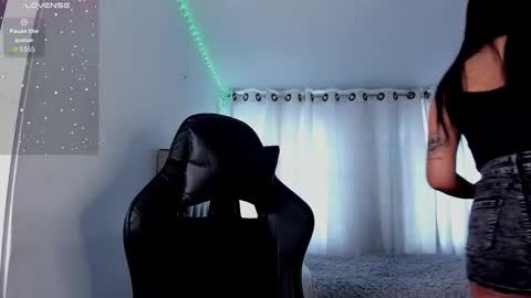 aliice_walker_ online show from 11-18-25, 04:44