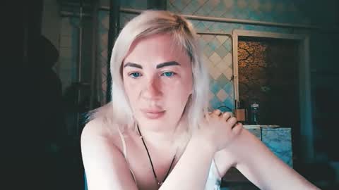 Snapshot of alinafrey_ chatting on 04-28-26, 04:06 Alina online show from 04-28-26, 04:06