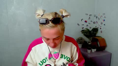 Snapshot of alinafrey_ chatting on 05-02-26, 04:28 Alina online show from 05-02-26, 04:28