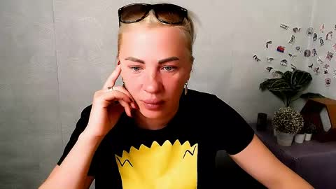 Snapshot of alinafrey_ chatting on 05-19-26, 04:41 Alina online show from 05-19-26, 04:41