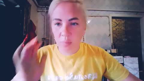 Snapshot of alinafrey_ chatting on 05-25-26, 05:35 Alina online show from 05-25-26, 05:35