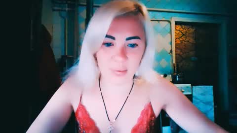 Snapshot of alinafrey_ chatting on 05-30-26, 04:42 Alina online show from 05-30-26, 04:42