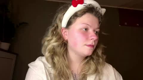 Snapshot of alinahotgirl chatting on 04-22-26, 10:44 Alina online show from 04-22-26, 10:44