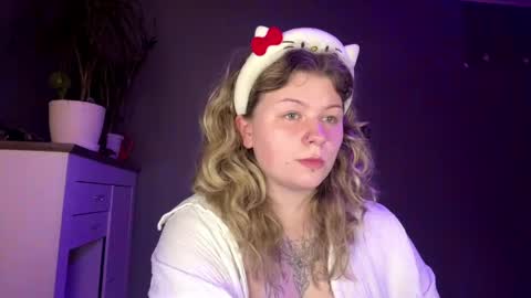 Snapshot of alinahotgirl chatting on 05-22-26, 10:37 Alina online show from 05-22-26, 10:37