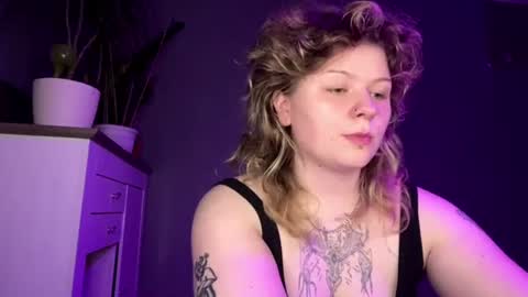 Snapshot of alinahotgirl chatting on 06-25-26, 05:39 Alina online show from 06-25-26, 05:39