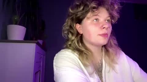 Snapshot of alinahotgirl chatting on 07-27-26, 11:23 Alina online show from 07-27-26, 11:23