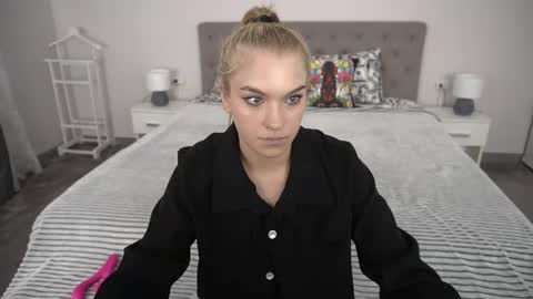 Snapshot of alinalemon chatting on 06-16-26, 12:30 Alina online show from 06-16-26, 12:30