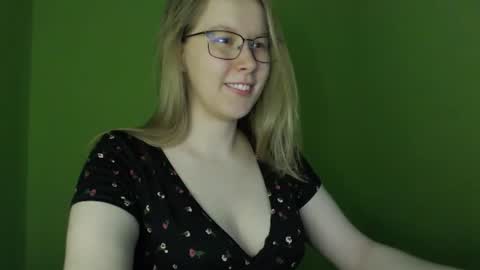 Snapshot of alinasei chatting on 06-17-26, 06:05 alinasei online show from 06-17-26, 06:05