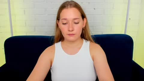 Snapshot of alinawise chatting on 06-10-26, 01:28 alinawise online show from 06-10-26, 01:28