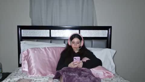 Snapshot of alisonfieldsxo chatting on 05-27-26, 01:57 Alison Fields online show from 05-27-26, 01:57