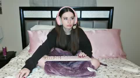 Snapshot of alisonfieldsxo chatting on 06-30-26, 04:24 Alison Fields online show from 06-30-26, 04:24