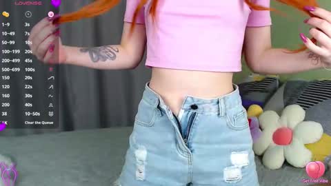 Snapshot of alissa_sexy chatting on 09-22-25, 12:01 Aliss online show from 09-22-25, 12:01