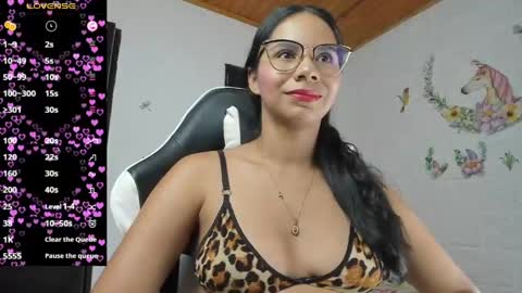 Snapshot of alisson_hoffman05 chatting on 05-15-26, 11:34 Alisson hoffman05 online show from 05-15-26, 11:34