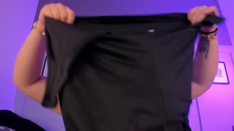 Snapshot of allasska_ chatting on 03-10-25, 01:12 Laura online show from 03-10-25, 01:12