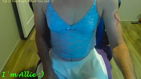 Snapshot of allie__kat chatting on 09-13-25, 02:17 Allie online show from 09-13-25, 02:17
