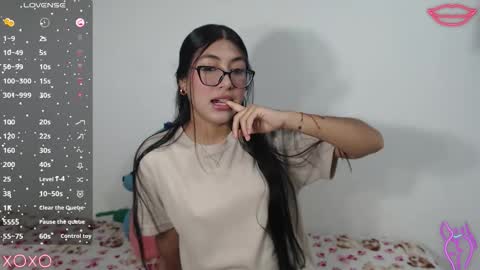 Snapshot of allison_18_ chatting on 09-25-25, 07:45 Nana online show from 09-25-25, 07:45