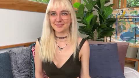 Snapshot of allyelliot chatting on 10-09-25, 06:39 Ally Elliot online show from 10-09-25, 06:39