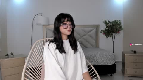 Allyson 3 online show from 01-26-25, 05:55