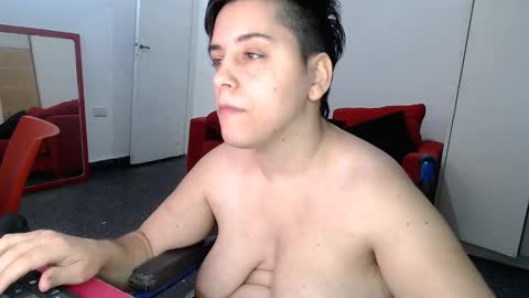 Snapshot of almondonwheels chatting on 12-29-24, 08:04 Almond online show from 12-29-24, 08:04