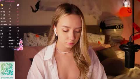 Lia online show from 10-27-25, 03:10