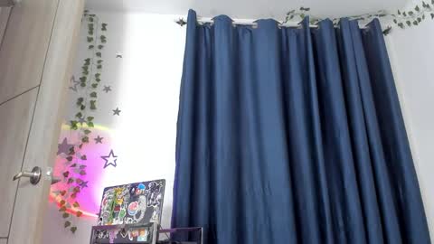 Snapshot of alyxroses chatting on 01-12-25, 01:11 online show from 01-12-25, 01:11