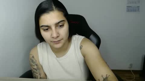 Snapshot of amanda5star chatting on 01-15-26, 06:44 The queen of the biceps online show from 01-15-26, 06:44