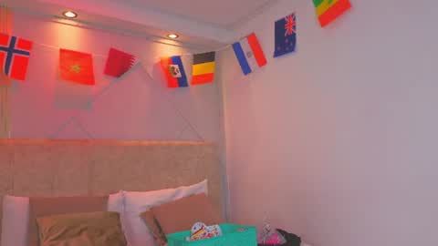 Snapshot of amara_queen_ chatting on 06-27-26, 12:15 Amara online show from 06-27-26, 12:15