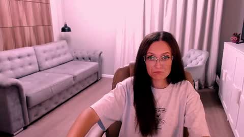 Snapshot of amazingeyes89 chatting on 07-27-26, 05:42 Izza online show from 07-27-26, 05:42
