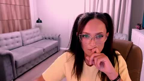 Snapshot of amazingeyes89 chatting on 07-28-26, 02:13 Izza online show from 07-28-26, 02:13