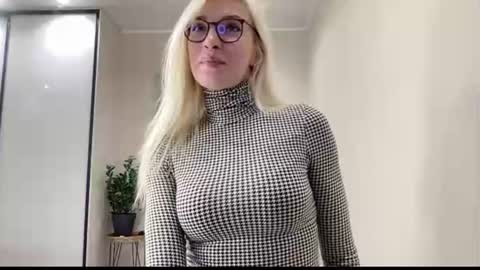 Kelly online show from 06-21-26, 04:04