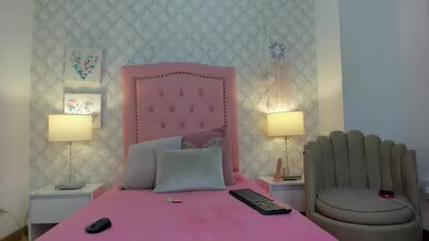 amber  ferrera online show from 12-15-25, 08:02