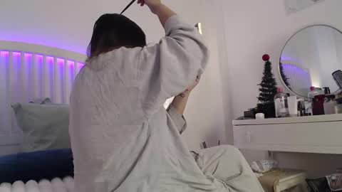 Amberseyes online show from 12-17-25, 01:06