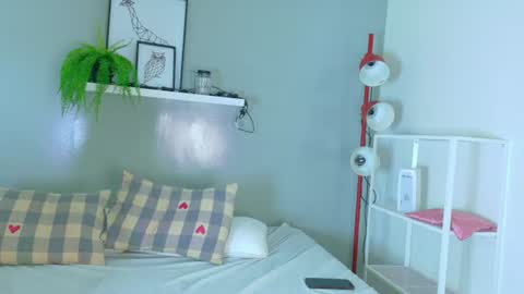 Snapshot of amelialaurent_ chatting on 06-11-26, 12:32 amelialaurent_ online show from 06-11-26, 12:32