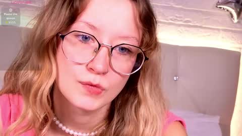Snapshot of amelieviolet chatting on 06-03-26, 12:41 Amelie online show from 06-03-26, 12:41